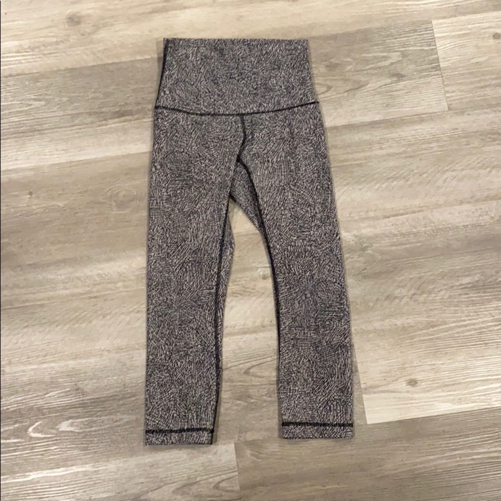 LIKE NEW Lululemon crop leggings